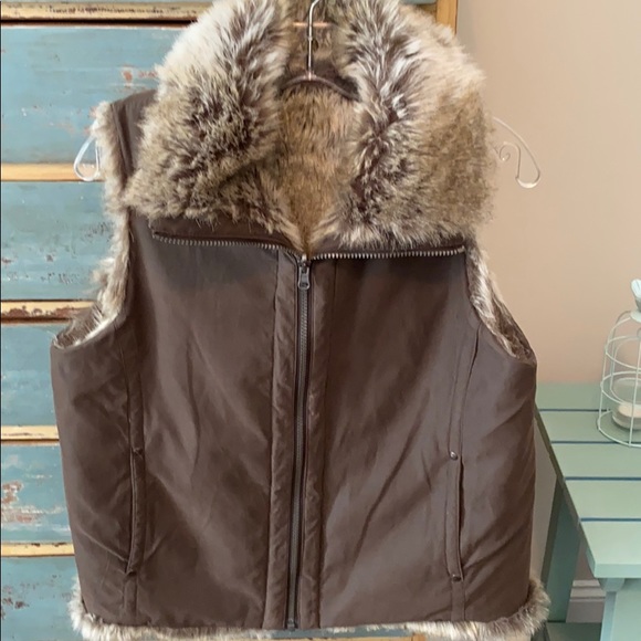 Reversible fur/dark brown vest - Picture 7 of 7